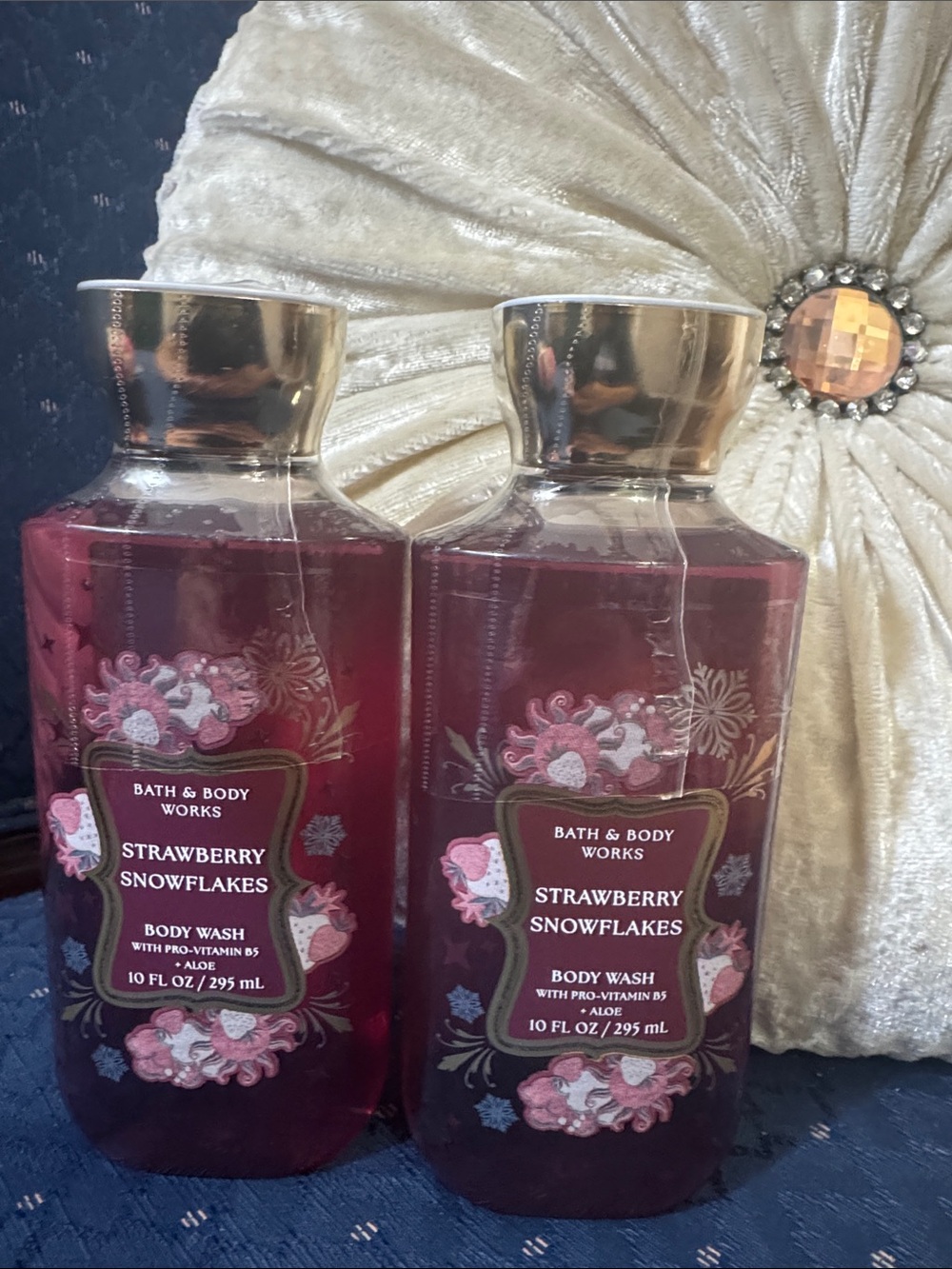 Bath & Body Works Strawberry Snowflakes Body Wash - Red